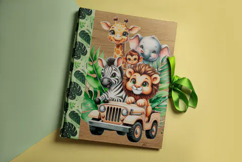 Álbum de madera ilustrado con animales de la selva en un jeep