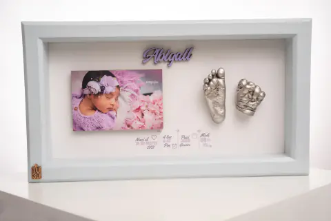 Cuadro con foto de bebé y huellas de manos y pies en relieve plateado