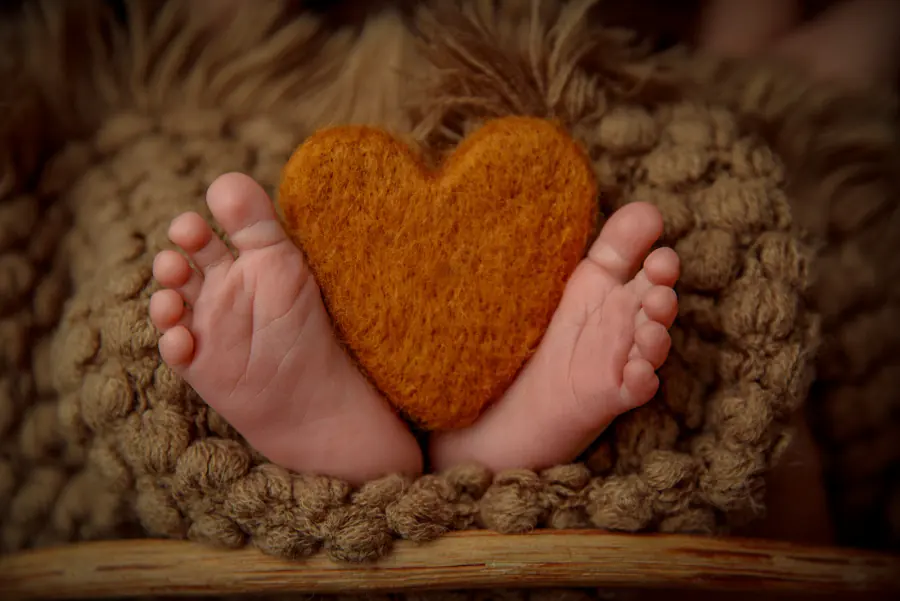 Piecitos de un recién nacido alrededor de un corazón tejido